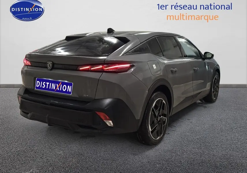 Peugeot 408 Hybrid gris sellenium vue 3/4 arrière droit avec feux LED et jantes alu distinctives.