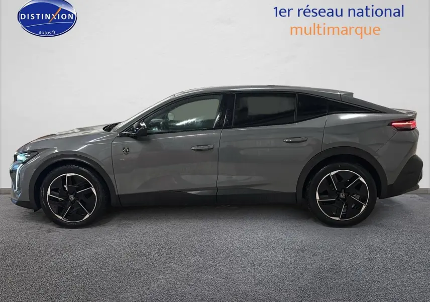 Vue latérale droite de la Peugeot 408 Hybrid 145 GT gris sélénite avec jantes alliage noires et vitres surteintées.