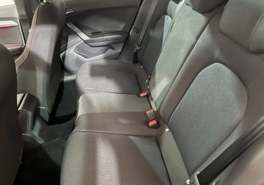 Vue intérieure côté droit de la banquette arrière noire du SEAT Ibiza 1.0 TSI 110 FR 2024 avec ceintures visibles.