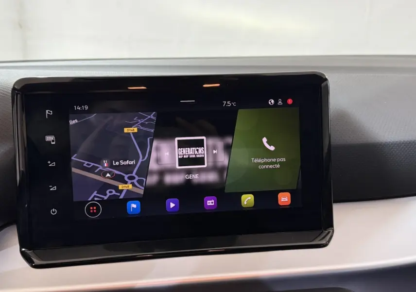 Écran tactile central affichant navigation et téléphone dans l’habitacle d’une SEAT Ibiza 2024.