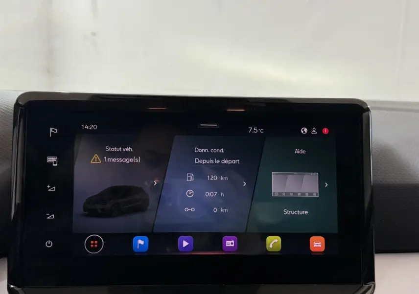 Écran tactile central de la SEAT Ibiza 1.0 TSI 110 FR 2024 affichant les données de conduite et l’aide à la navigation.