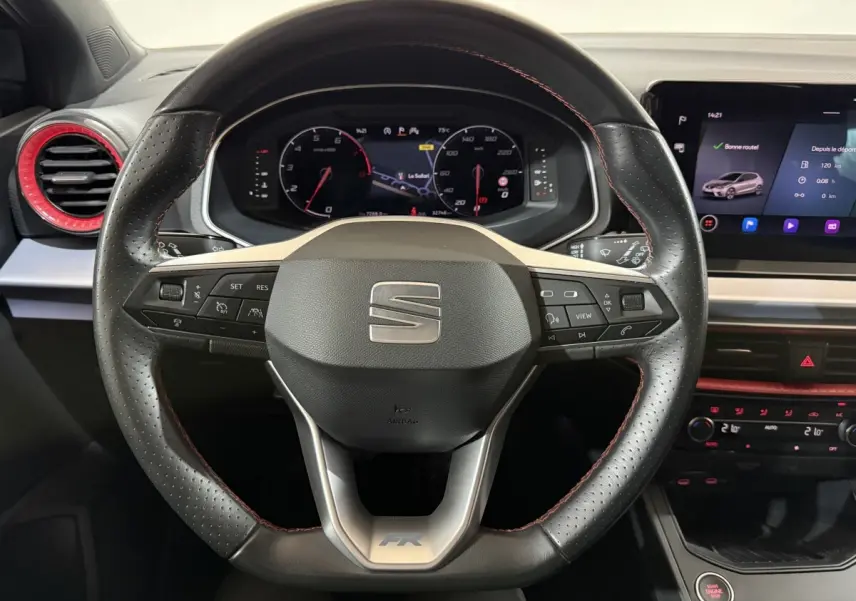 Vue rapprochée du volant en cuir et alu avec logo SEAT, tableau de bord numérique et écran tactile du SEAT Ibiza 2024 noir.