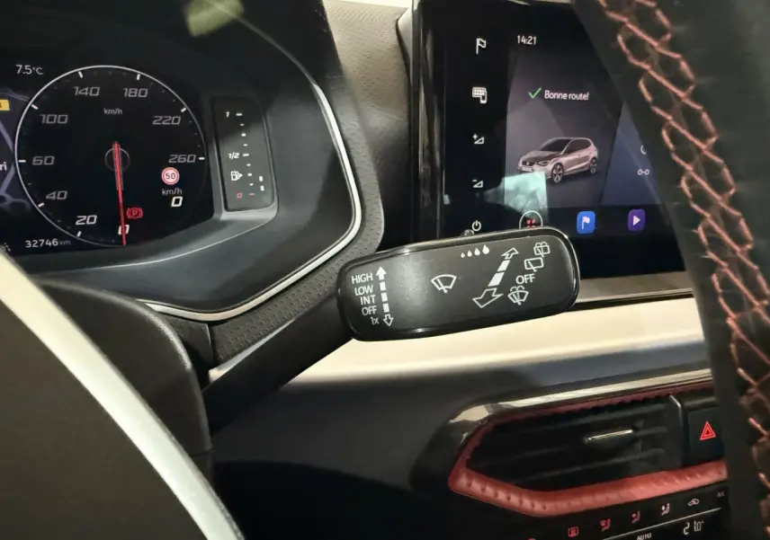 Vue rapprochée du tableau de bord noir de la SEAT Ibiza 1.0 TSI 110 FR 2024, avec affichage digital et commandes au volant cuir.