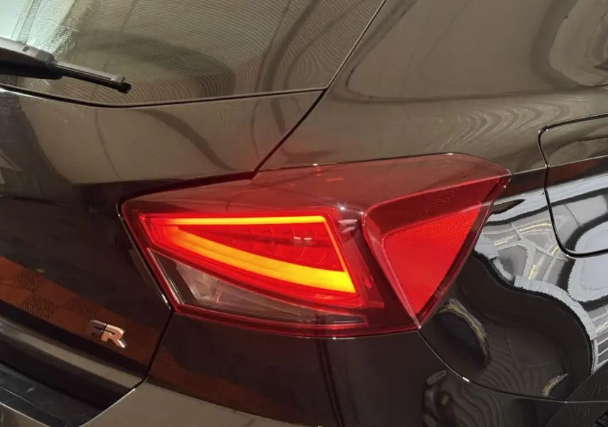 Feu arrière droit allumé sur SEAT Ibiza 1.0 TSI 110 FR noire, vue rapprochée du côté arrière droit.