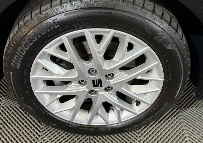Gros plan sur la jante argentée en alliage de la SEAT Ibiza noire, avec pneu Bridgestone visible.