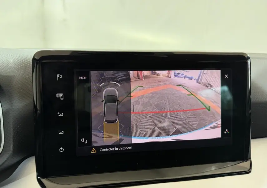 Écran tactile intérieur montrant la caméra de recul et l’aide au stationnement d’une SEAT Ibiza noire.