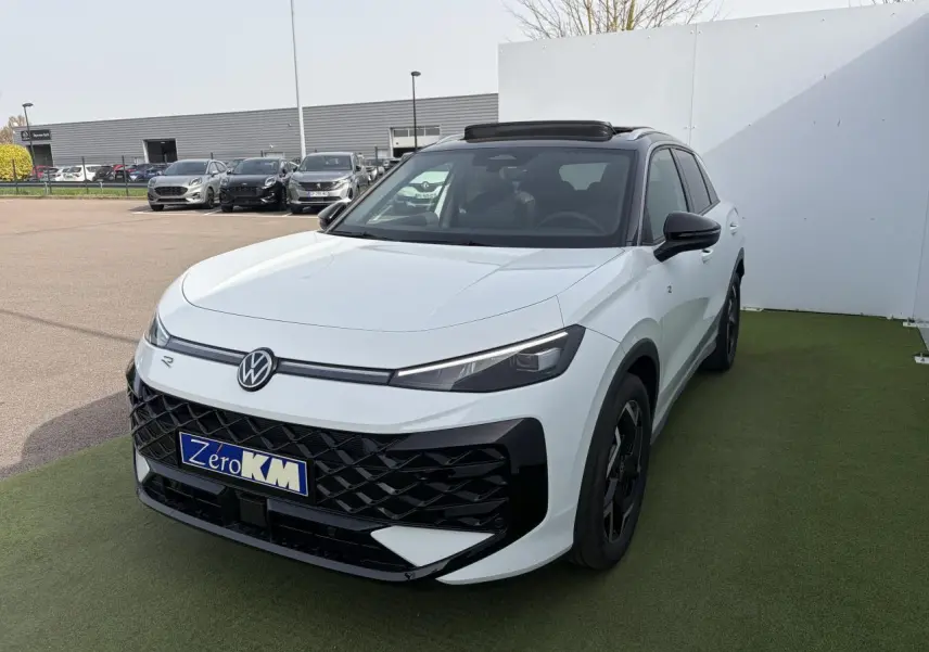 Volkswagen T-Roc blanc pur avec toit noir, vue 3/4 avant droite, calandre noire et jantes noires distinctives.
