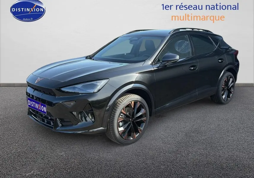 Vue 3/4 avant droite d'un CUPRA Formentor noir 2026 avec jantes noires et détails cuivrés, sur fond neutre.