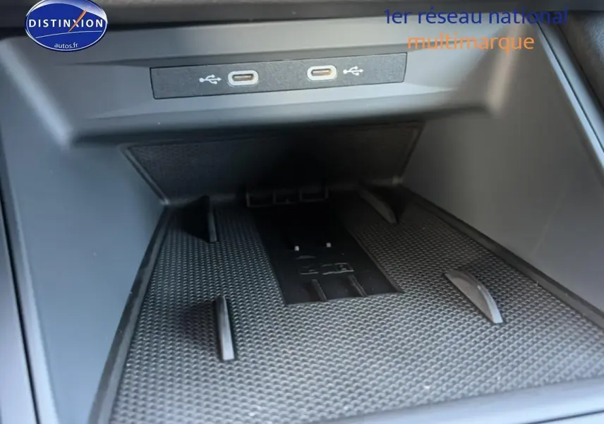 Gros plan sur la console centrale noire du CUPRA Formentor 2.0 TDI 150, montrant les ports USB-C et un espace de rangement.