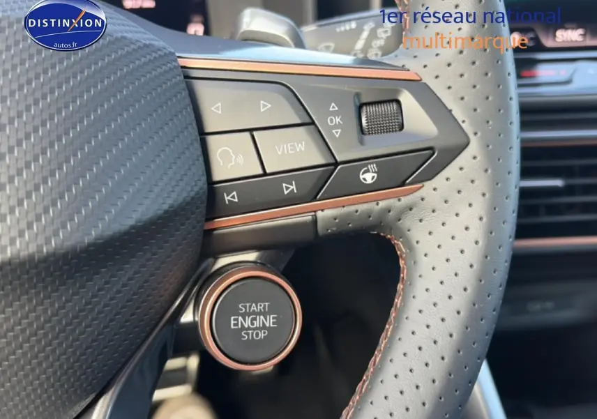 Gros plan sur le volant cuir perforé noir du CUPRA Formentor 2.0 TDI 150, avec commandes multifonctions et bouton start/stop.