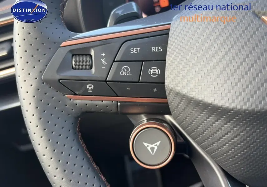 Gros plan sur le volant cuir perforé noir du CUPRA Formentor 2.0 TDI 150, avec commandes multifonctions et logo CUPRA.
