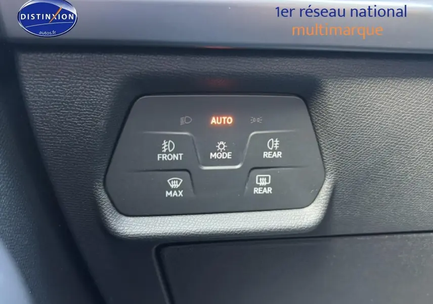 Panneau de commandes d’éclairage et désembuage intérieur noir, avec mode automatique allumé, dans une CUPRA Formentor noire.