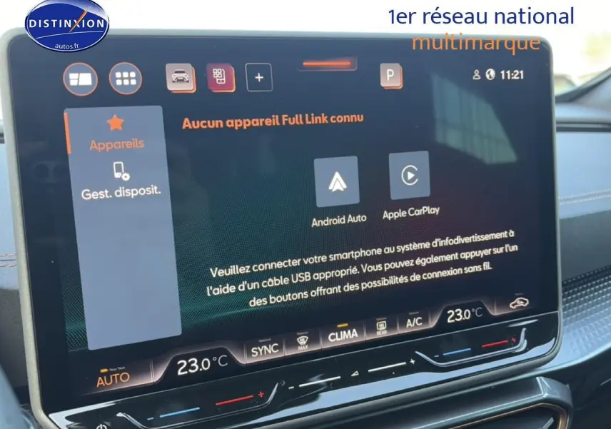 Écran tactile intérieur du tableau de bord du CUPRA Formentor noir, affichant les options Android Auto et Apple CarPlay.