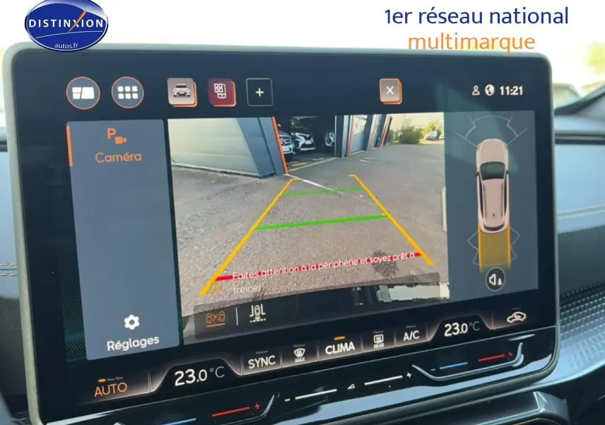 Écran tactile intérieur affichant la caméra de recul et l’aide au stationnement du CUPRA Formentor noir, vue du tableau de bord.