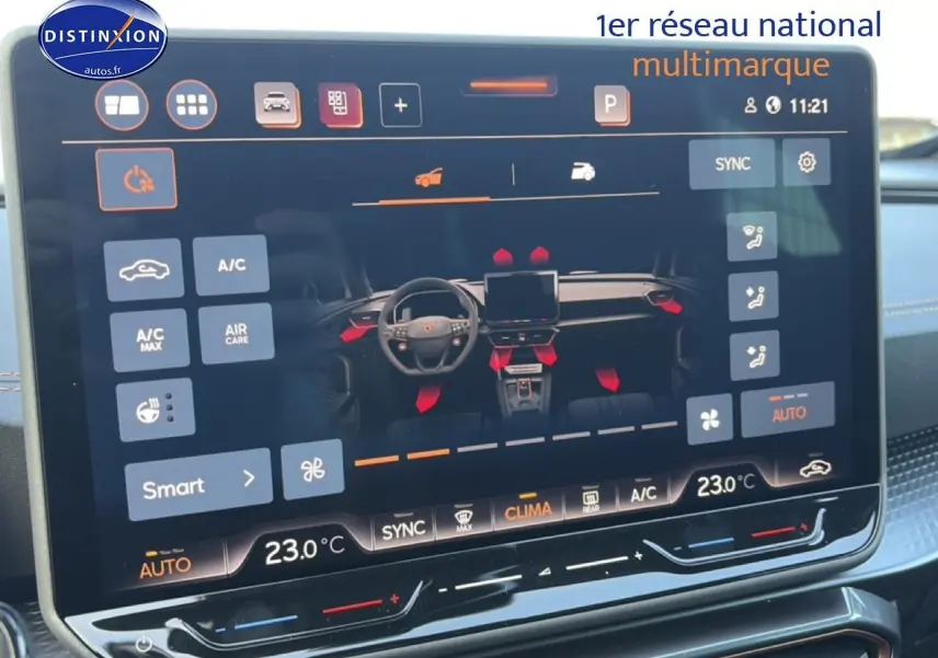 Écran tactile intérieur du CUPRA Formentor noir 3/4 avant montrant les commandes de climatisation et tableau de bord numérique.