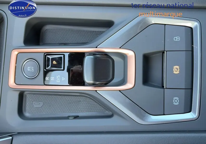 Gros plan sur la console centrale noire du CUPRA Formentor 2.0 TDI 150 DSG7 avec levier de vitesses et boutons de contrôle.