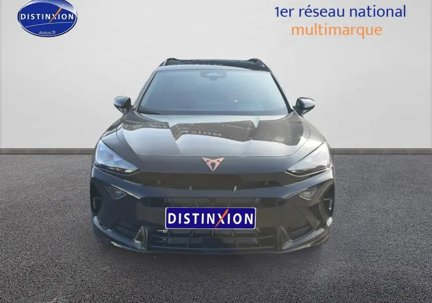 Vue avant d'un CUPRA Formentor noir 2026 avec logo distinctif et calandre sportive sur fond neutre.
