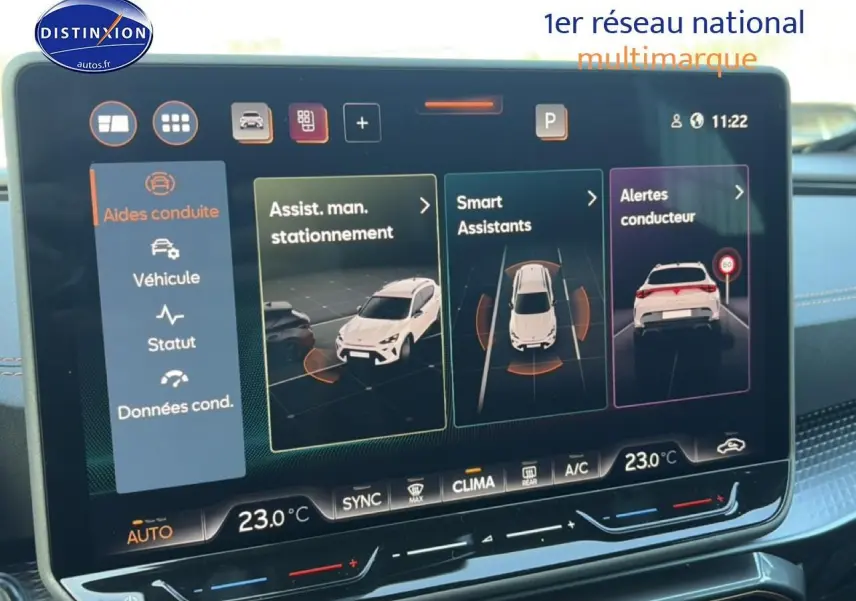 Écran tactile intérieur du tableau de bord du CUPRA Formentor noir, affichant les aides à la conduite.