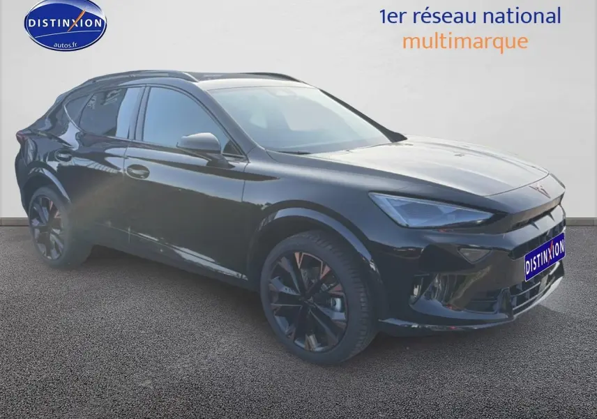 Vue 3/4 avant droit d'un CUPRA Formentor noir brillant avec jantes noires et détails cuivrés, stationné devant un mur blanc.