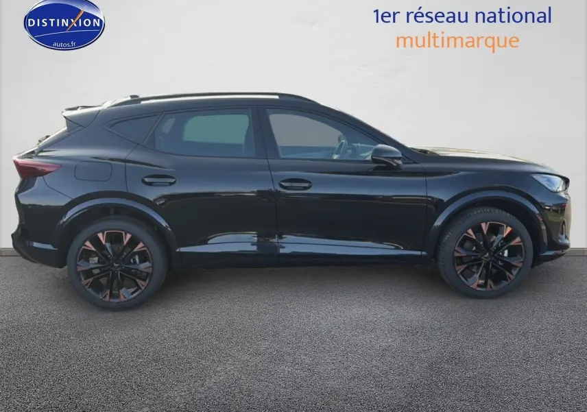Profil droit d'un CUPRA Formentor noir 2026 avec jantes noires et détails cuivrés, sur fond neutre.