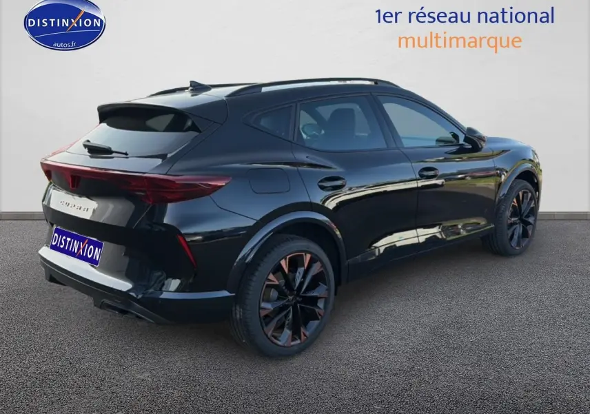 Vue 3/4 arrière droite d'un CUPRA Formentor noir 2026 avec jantes noires et détails cuivrés distinctifs.