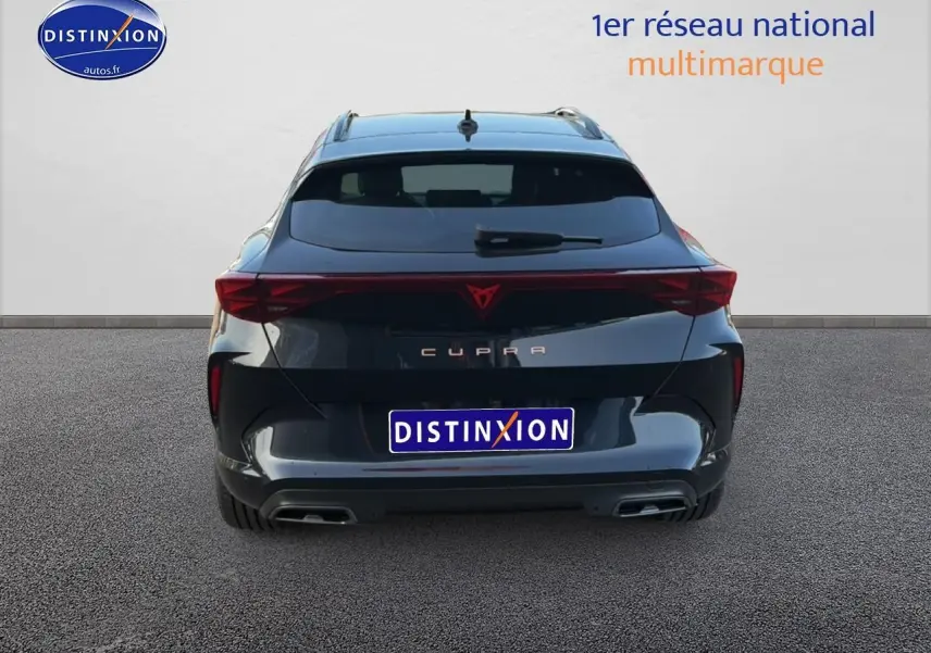 Vue arrière d'une CUPRA Formentor noire 2026 avec feux LED reliés et double sortie d'échappement.