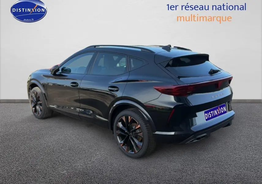 Vue 3/4 arrière droite du CUPRA Formentor noir 2026 avec jantes noires et feux arrière LED allumés.