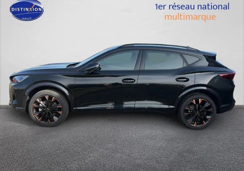 Vue de profil côté gauche d'un CUPRA Formentor noir avec jantes noires et accents cuivrés sur fond clair.