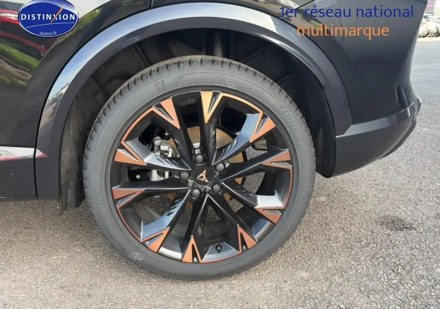 Gros plan sur la roue avant droite noire avec jante noire et cuivre du CUPRA Formentor 2.0 TDI 150 DSG7 noir.
