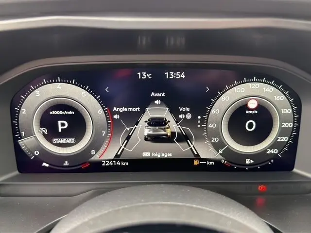 Affichage numérique du combiné d'instruments du Nissan Qashqai 2025, montrant la vitesse, régime et aide à la conduite.