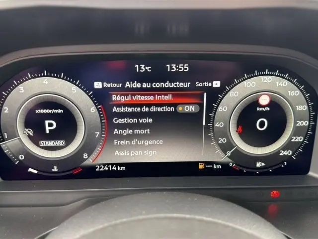 Vue rapprochée du combiné d'instruments numérique du Nissan Qashqai 2025 affichant l'aide au conducteur et la vitesse à zéro km/h.