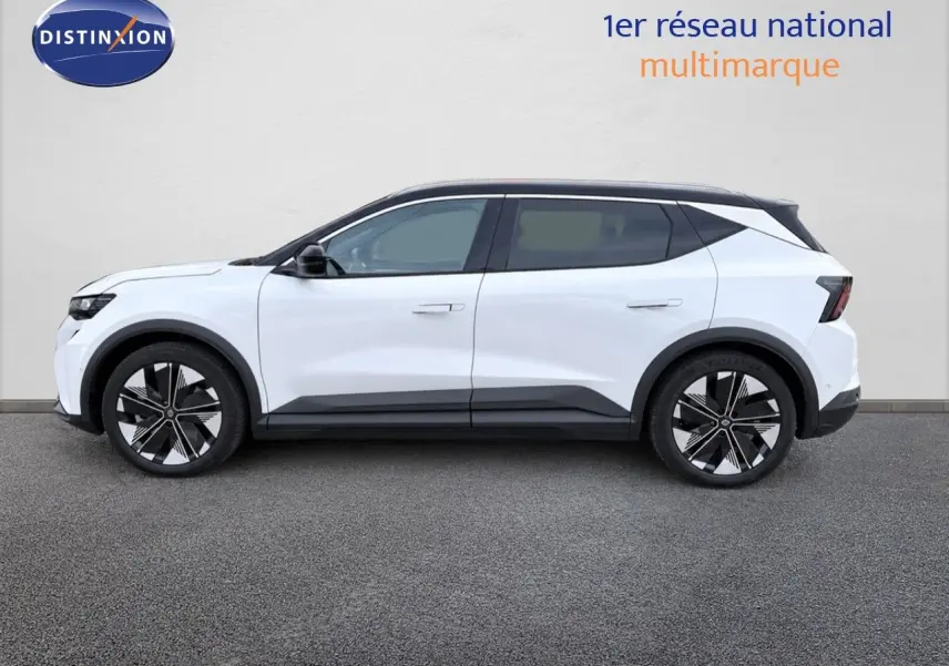 Profil droit du Renault Scénic 5 électrique blanc 2024 avec jantes noires et toit contrasté noir.