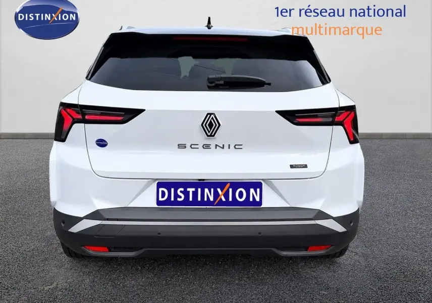 Vue arrière d'un Renault Scénic 5 blanc 2024 avec feux arrière LED et logo central distinctif.