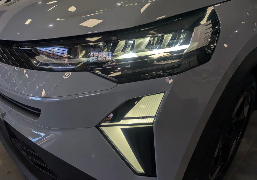 Gros plan sur le phare avant droit du Renault Captur 2025 gris rafale, mettant en valeur son éclairage LED distinctif.
