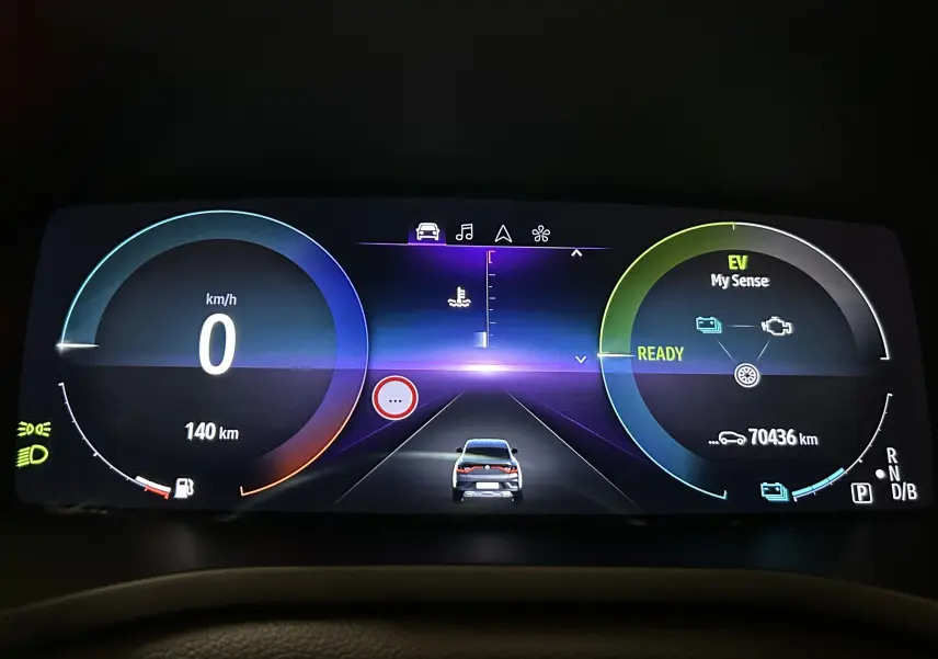 Tableau de bord numérique de Renault Arkana E-Tech 145ch, affichage vitesse à 0 km/h et mode hybride prêt.