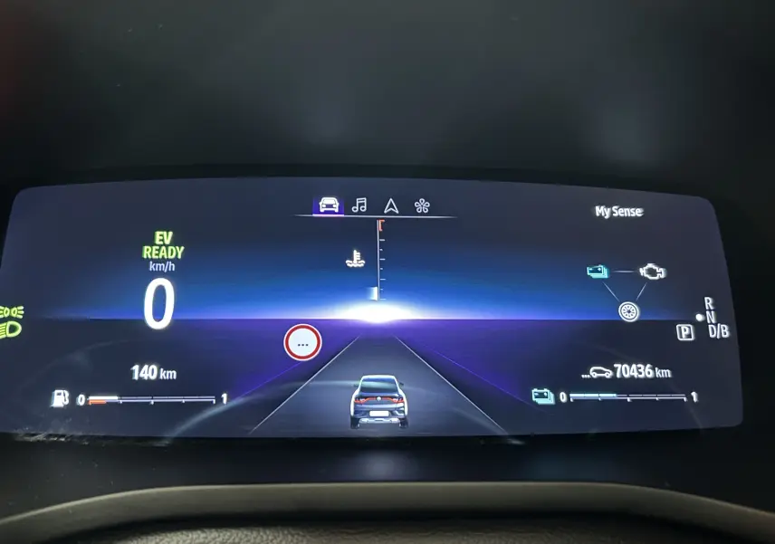 Tableau de bord numérique de Renault Arkana noir, affichage en mode électrique à 0 km/h avec 70 436 km au compteur.