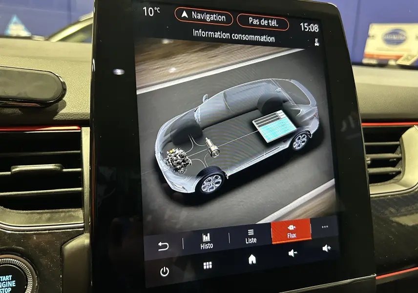 Écran tactile intérieur montrant la consommation d’énergie du Renault Arkana noir, vue de dessus en 3D.