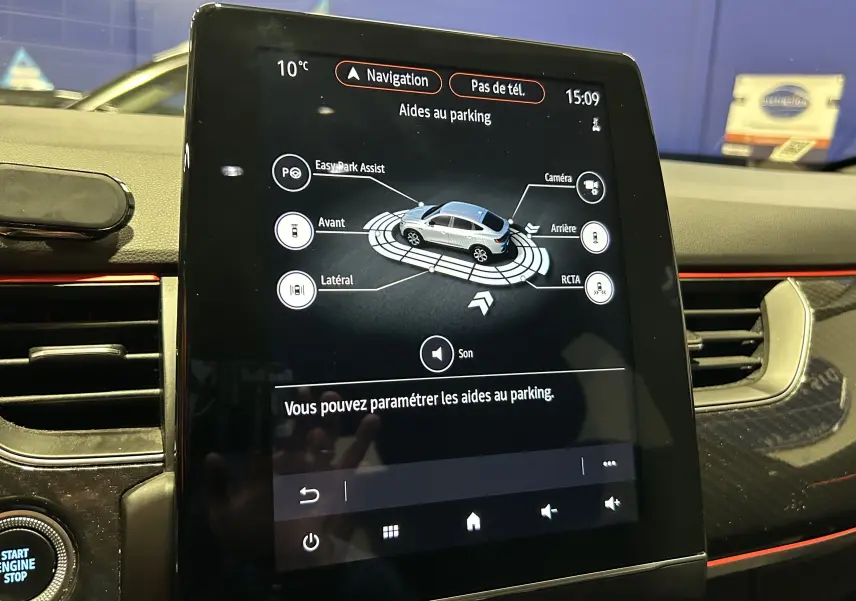 Écran tactile central de la Renault Arkana noir affichant les aides au parking avec interface graphique détaillée.