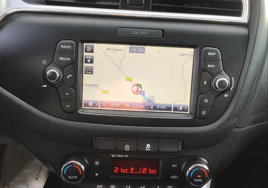 Vue rapprochée du tableau de bord noir de la KIA CEE'D SW 2017, avec écran GPS et commandes climatisation digitales.