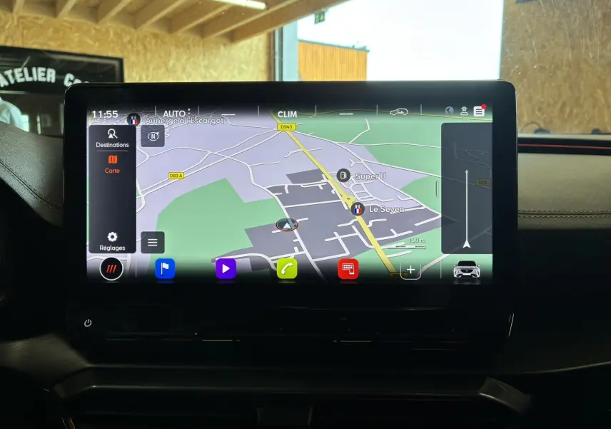 Écran tactile central du tableau de bord du CUPRA Formentor 1.4 E-HYBRID noir, affichant la navigation GPS.
