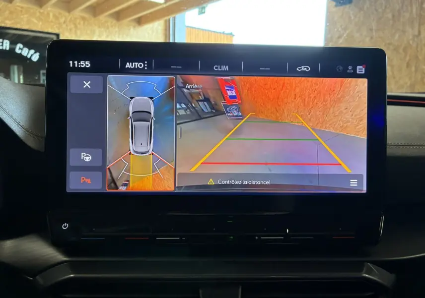 Écran central de la CUPRA Formentor noir 2023 montrant la caméra de recul et la vue 360° en intérieur.