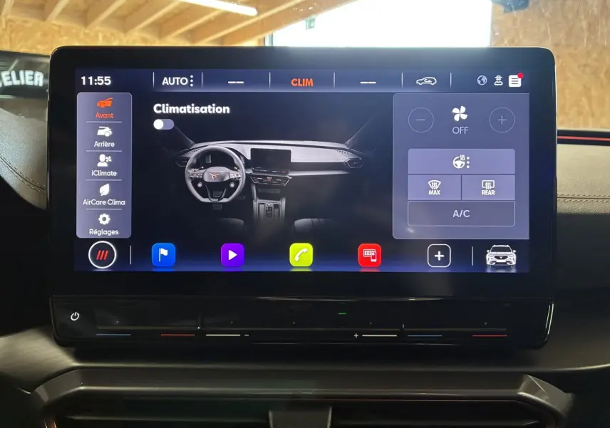 Écran tactile central affichant les réglages de climatisation du tableau de bord du CUPRA Formentor noir 2023.