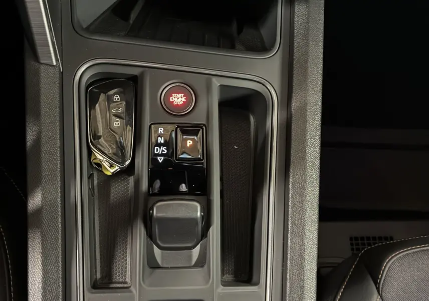 Vue plongeante sur la console centrale noire du CUPRA Formentor 1.4 E-HYBRID 2023 avec bouton start et levier de vitesses.