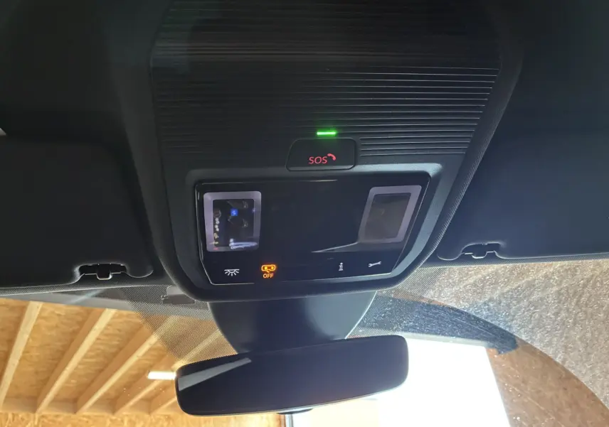 Vue intérieure du plafonnier avec commandes et bouton SOS illuminé en rouge sur CUPRA Formentor noir 2023.