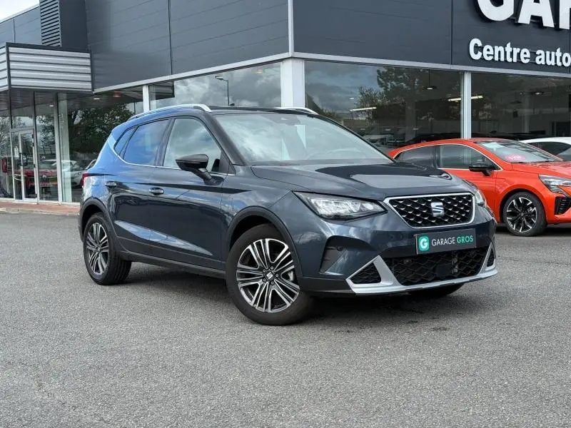 SEAT Arona gris Magnétique Métal en 3/4 avant droit, avec calandre distinctive et jantes alliage multibranches.
