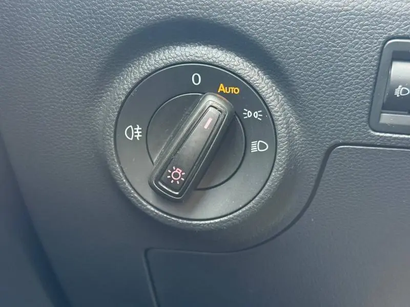 Gros plan sur le bouton de commande des phares du tableau de bord du SEAT Arona 2025, finition Xperience.