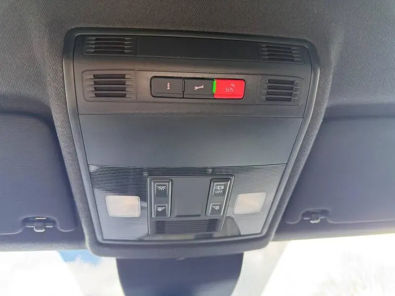 Vue intérieure en gros plan du plafonnier avec boutons SOS et éclairage du SEAT Arona Gris Magnétique Métal 2025.