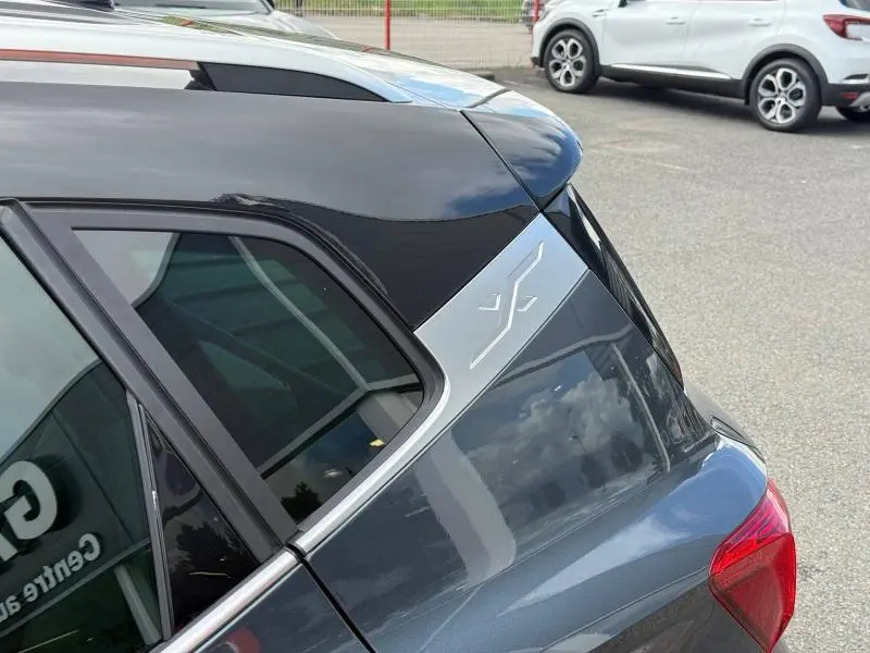 Vue arrière côté gauche du SEAT Arona 1.0 TSI 115ch Xperience gris magnétique métal avec logo Xperience sur montant de toit.