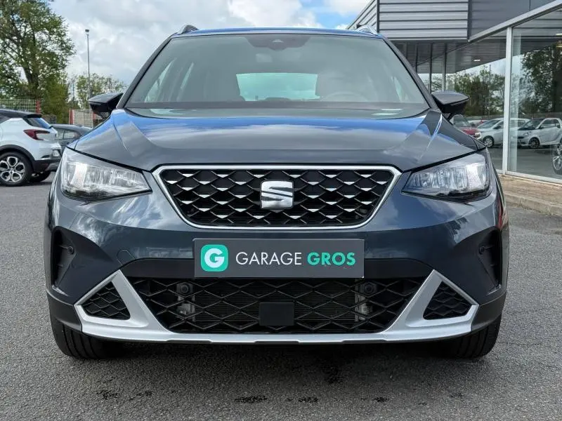 Vue de face d’un SEAT Arona 2025 gris Magnétique Métal avec calandre noire et détails argentés sur le pare-chocs.