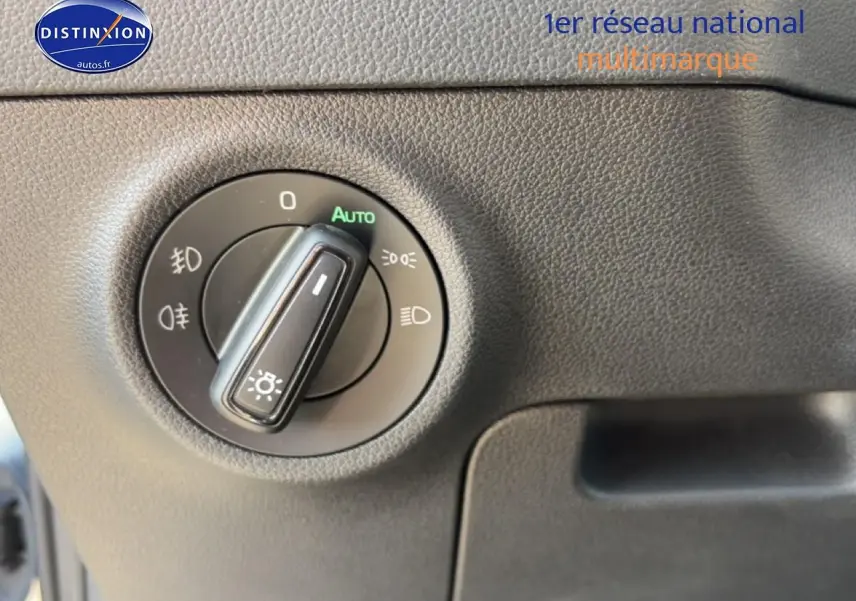 Gros plan sur la molette de réglage des phares du Skoda Karoq 2025, finition gris intérieur.
